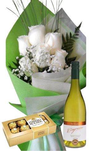 Ramo de 6 rosas blancas con bombones Ferrero Rocher  8 uds y vino Stagnari Chardonnay de virginia 