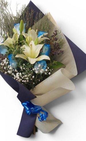 Ramo de 6 rosas azules y 2 lilium blanco