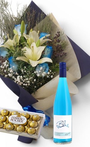 Ramo de 6 rosas azules y 2 liliums blancos con bombones Ferrero Rocher 12 uds y Vino Stagnari Blue