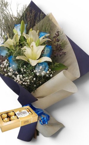  Ramo de 6 rosas azules y 1 lilium blanco con bombones Ferrero Rocher 8 uds