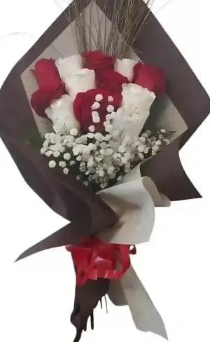 Ramo de 12 rosas rojas y  blancas