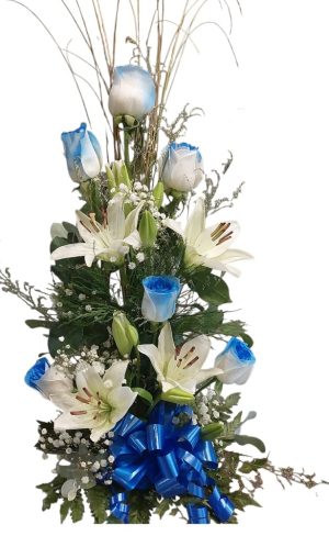 Copa 6 rosas azules y lilium blancos